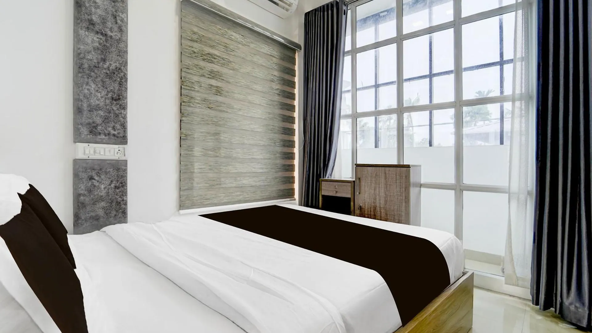 **  Super Hotel O Chakkaraparambu Vyttila Kochi India